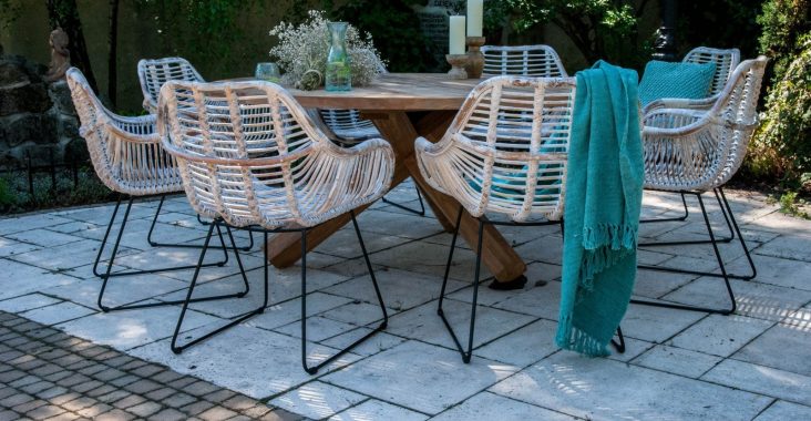 Rozkładane stoły ogrodowe – zaplanuj przyjęcie w ogrodzie!